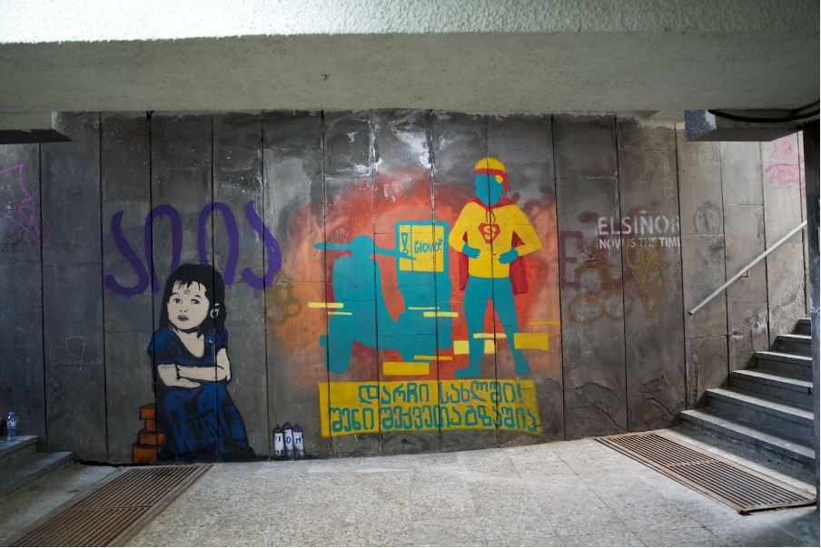 Graffiti in Tiflis: Bleib zu Hause! Deine Lieferung ist auf dem Weg!