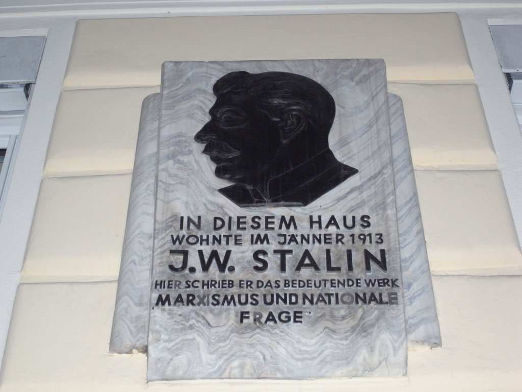 Fragwürdige Denkmäler: Stalin-Gedenktafel in Schönbrunn