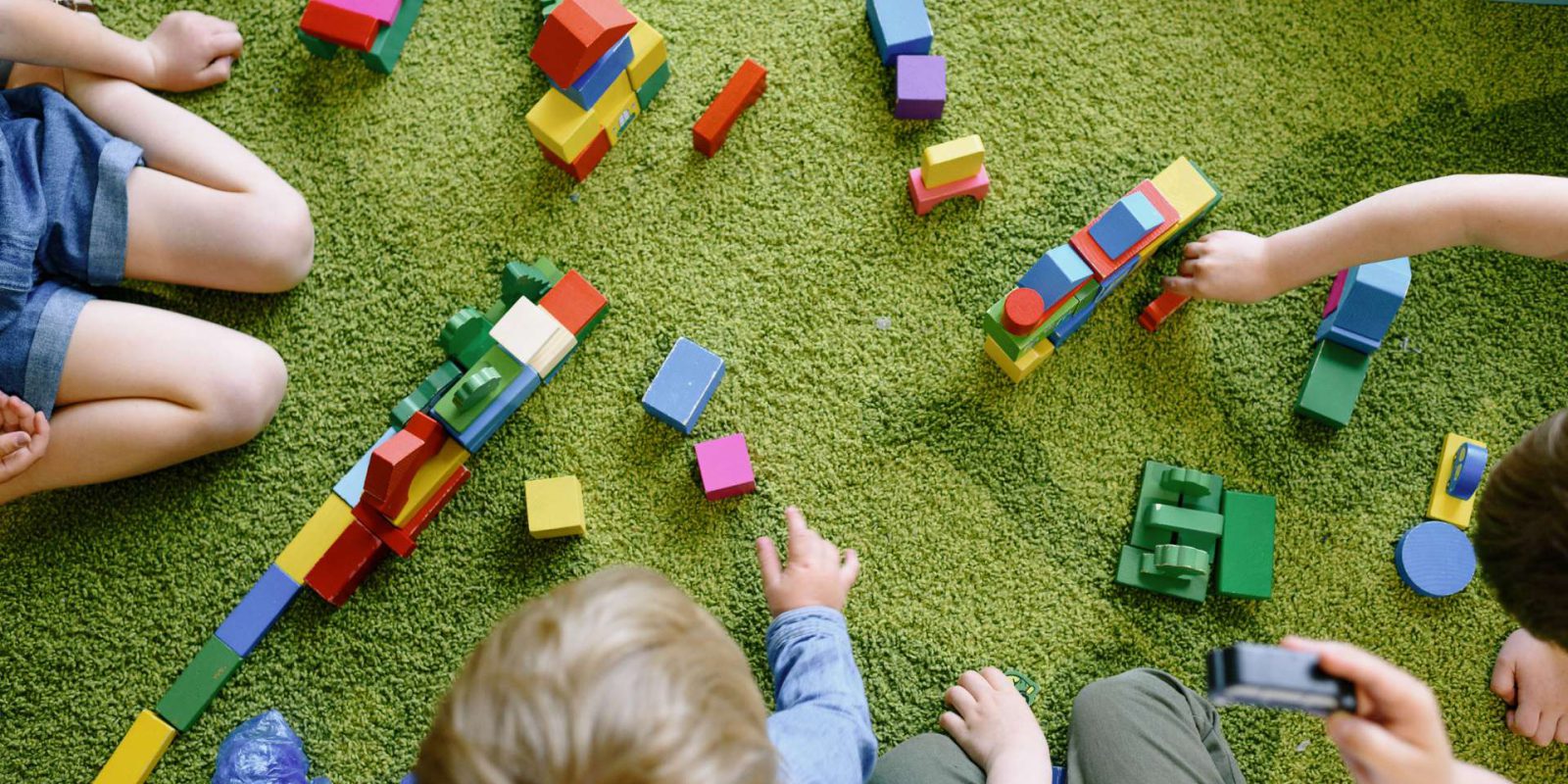 Titelbild: Von der Krippe in den Kindergarten – alte Sorgen und neue Hoffnung