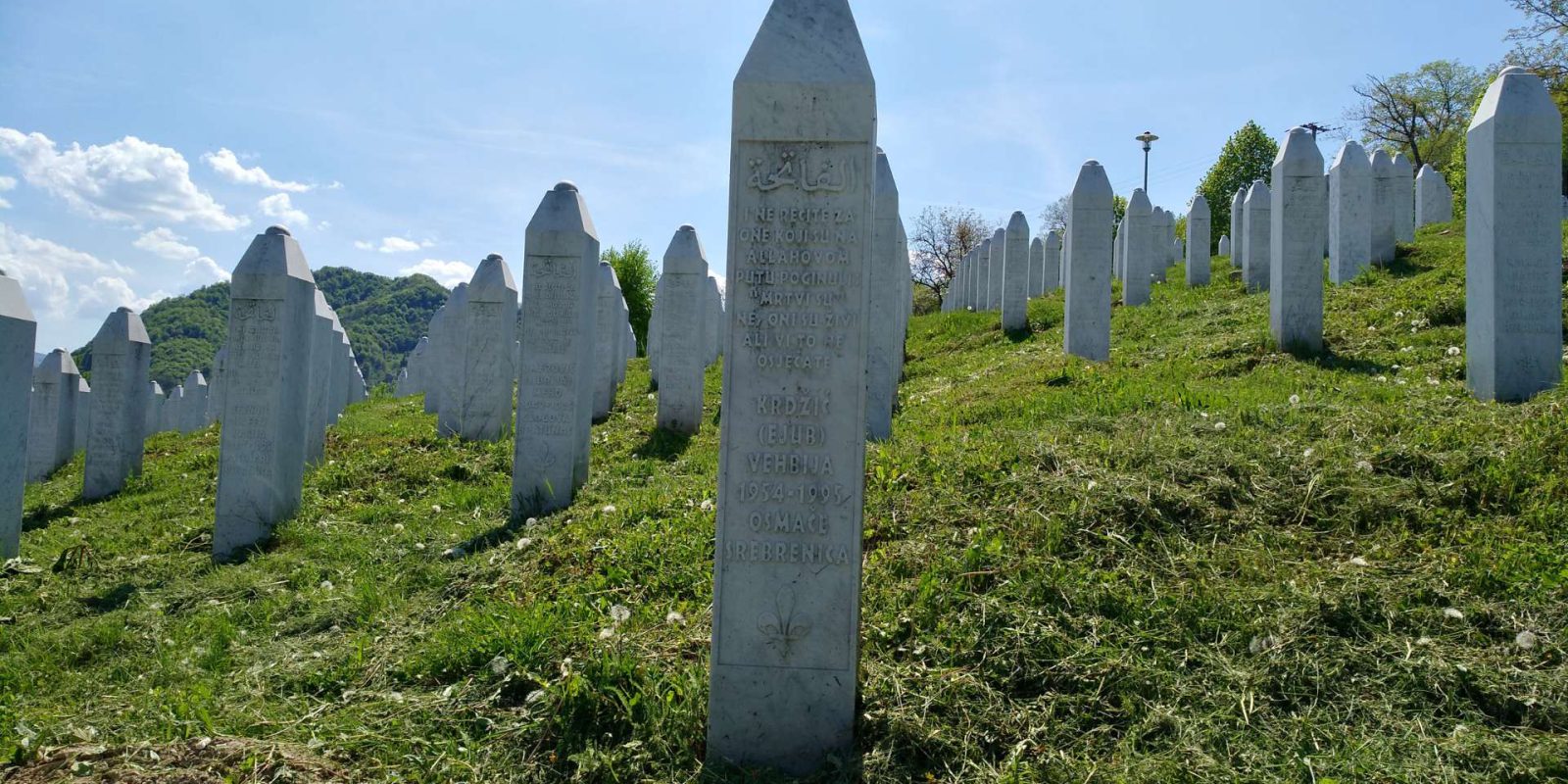 Titelbild: Umkämpfte Geschichte: 30 Jahre Srebrenica-Genozid