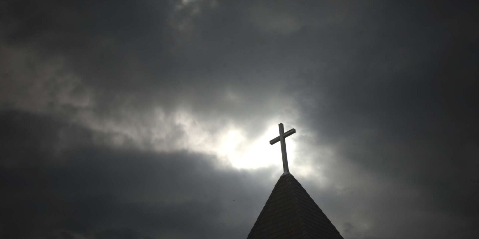 Titelbild: Klerikale Abgründe: Sexueller Missbrauch in der Kirche